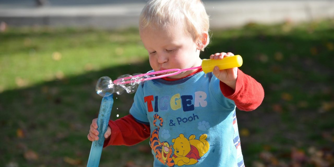 5 Ways to Entertain a Toddler Outdoors